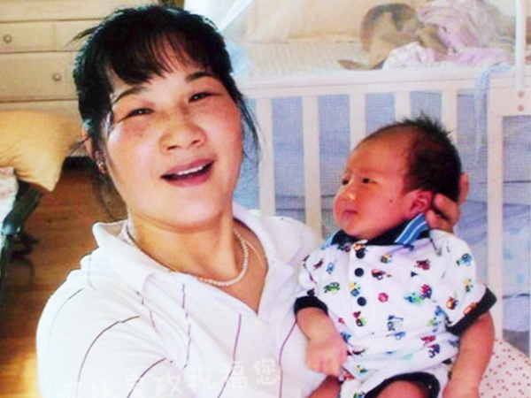 阿托母嬰月嫂王家鳳經(jīng)驗(yàn)豐富，對寶寶非常有耐心